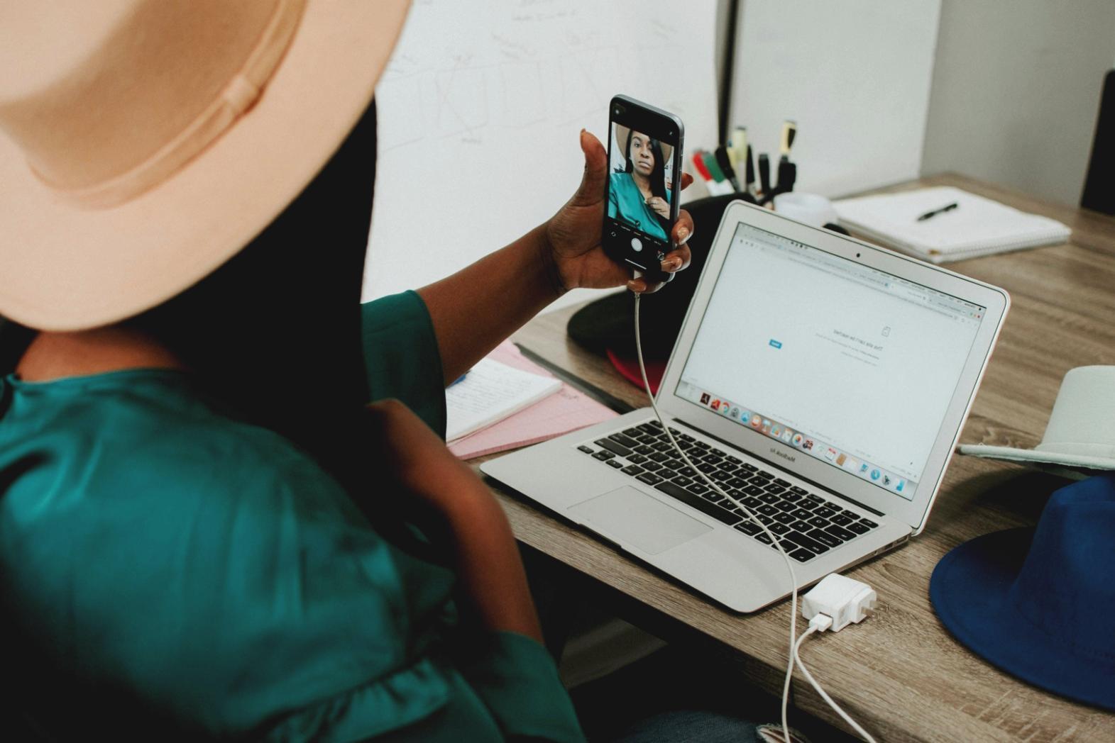 Teilnehmer bei der Entwicklung von Geschäftsstrategien im Workshop