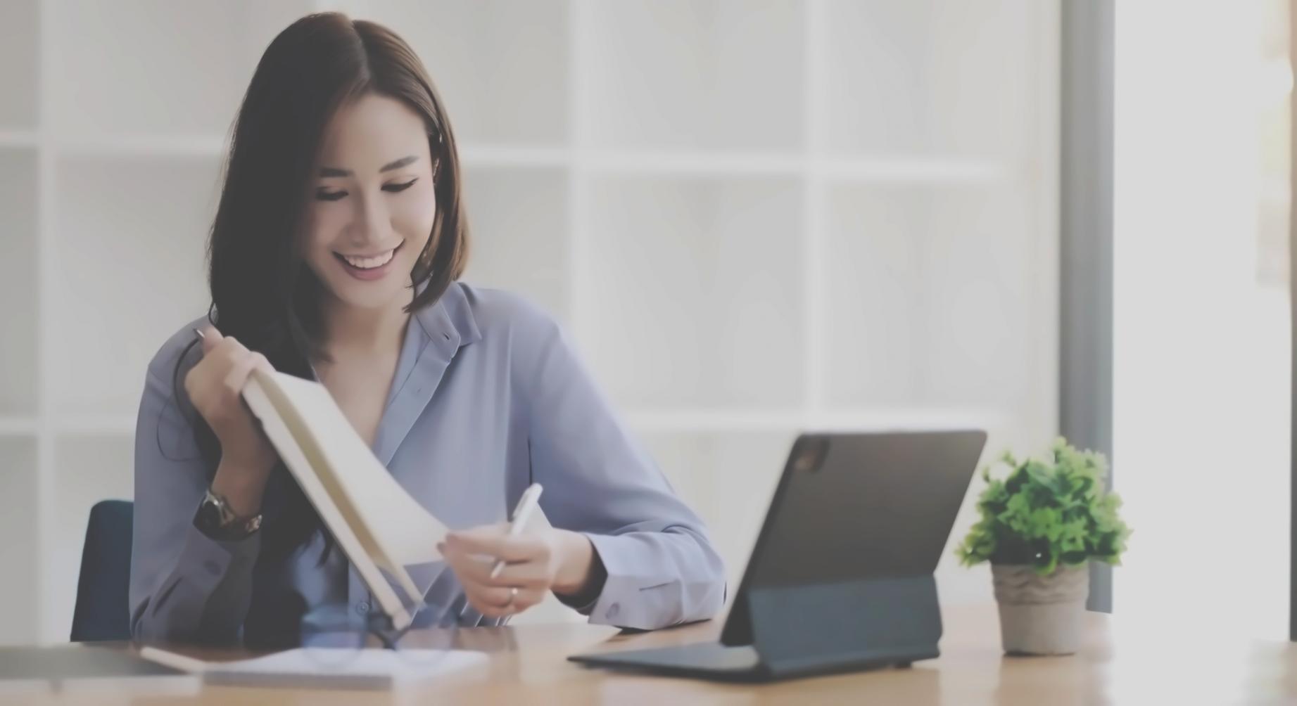 Nahaufnahme von Geschäftsunterlagen und Analysewerkzeugen