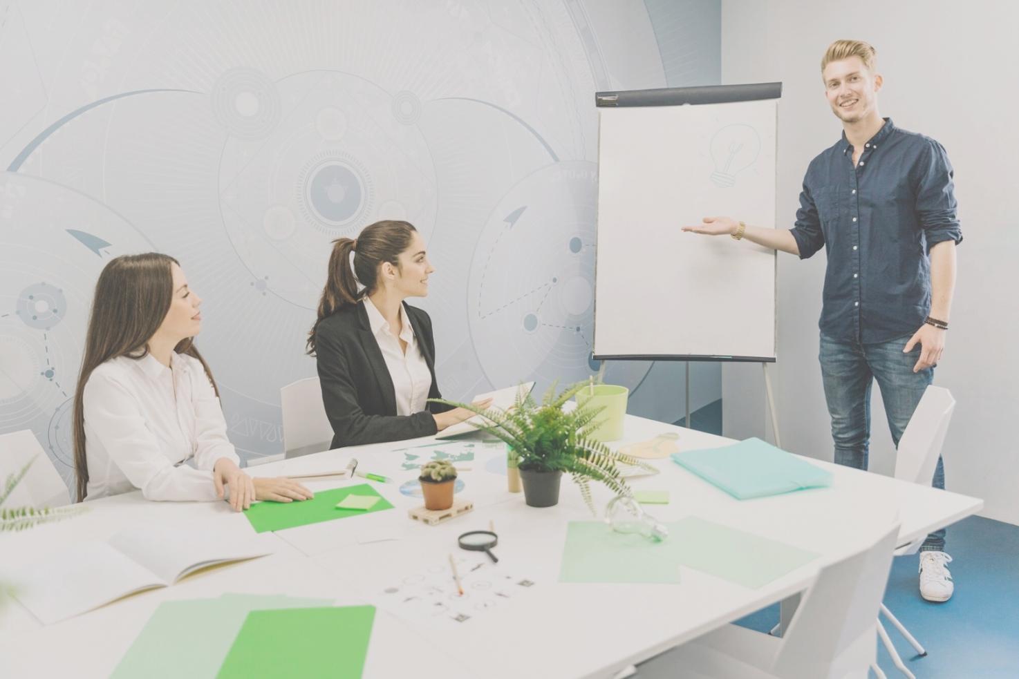 Intensive Arbeitsphase während eines Geschäftsmodell-Workshops