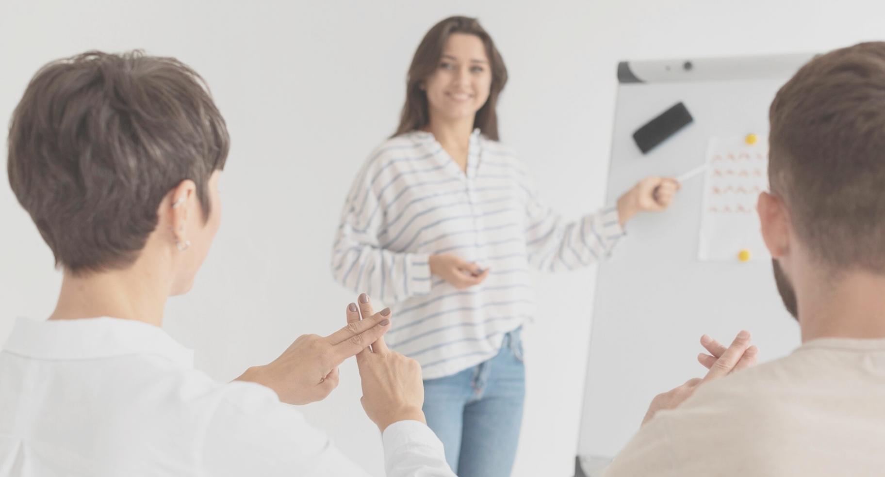 Gruppenarbeit und Diskussion in kleinen Teams