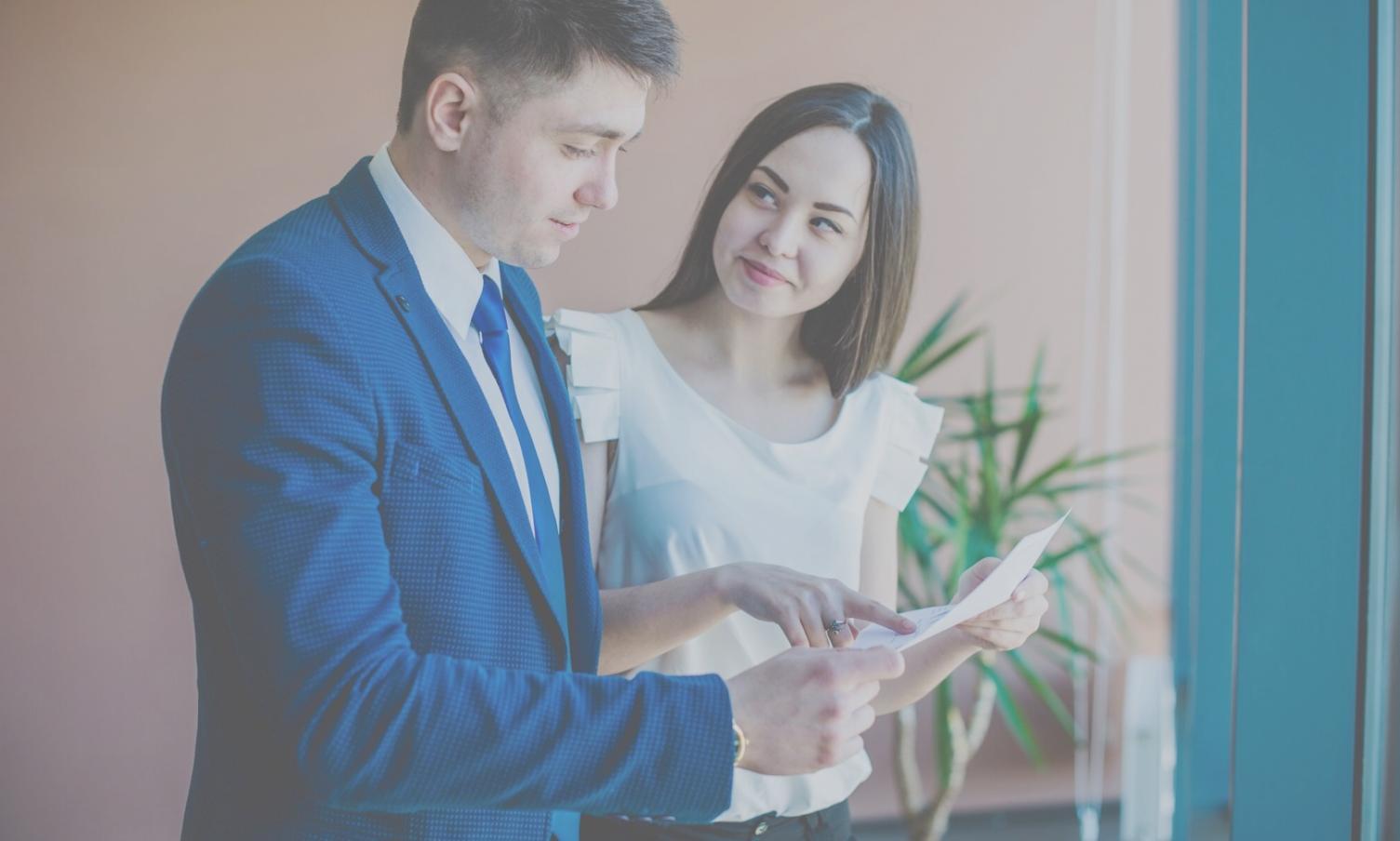 Moderne Arbeitsumgebung mit Fokus auf Finanzanalyse und strategische Planung