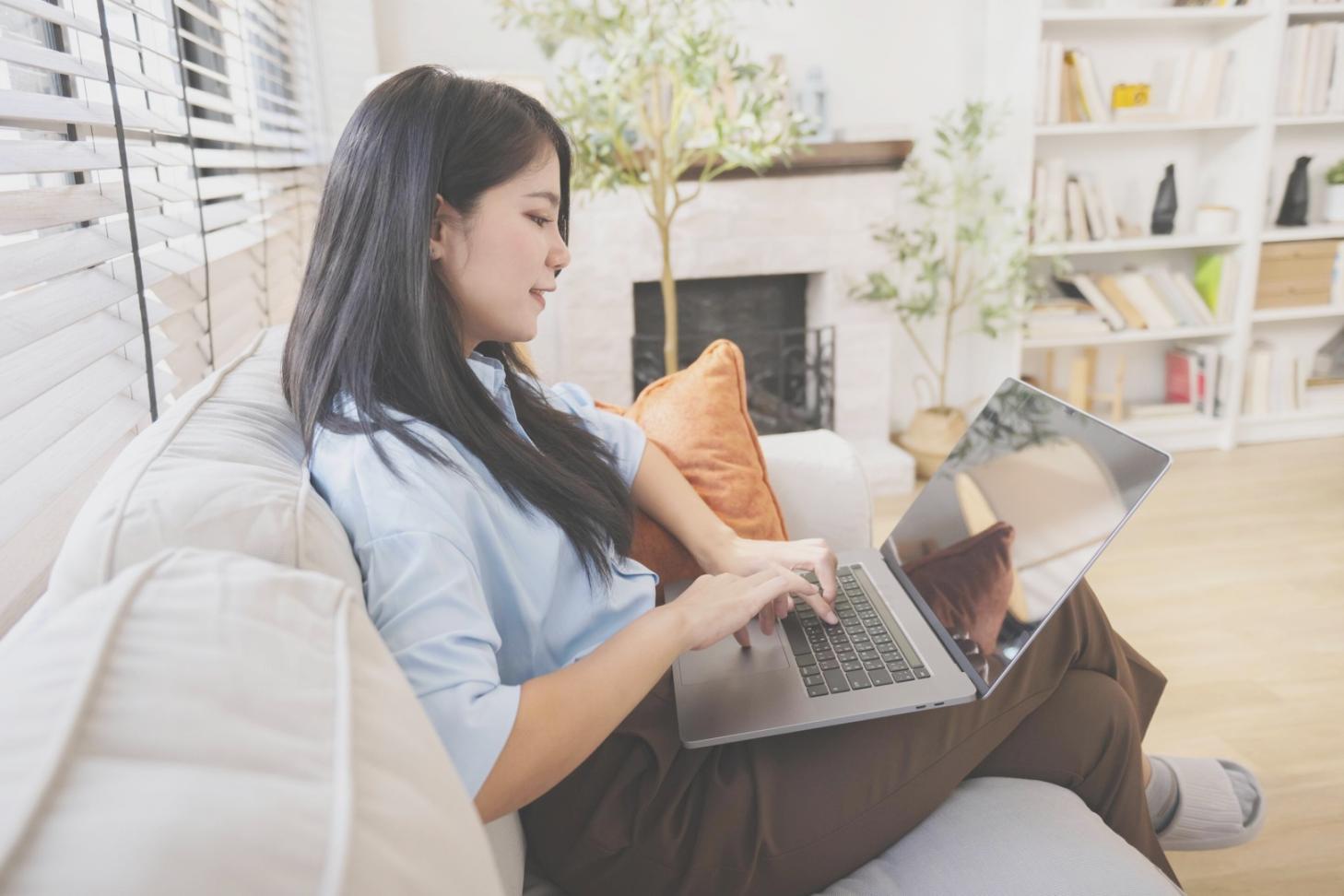 Detailaufnahme von Finanzberichten und strategischen Dokumenten